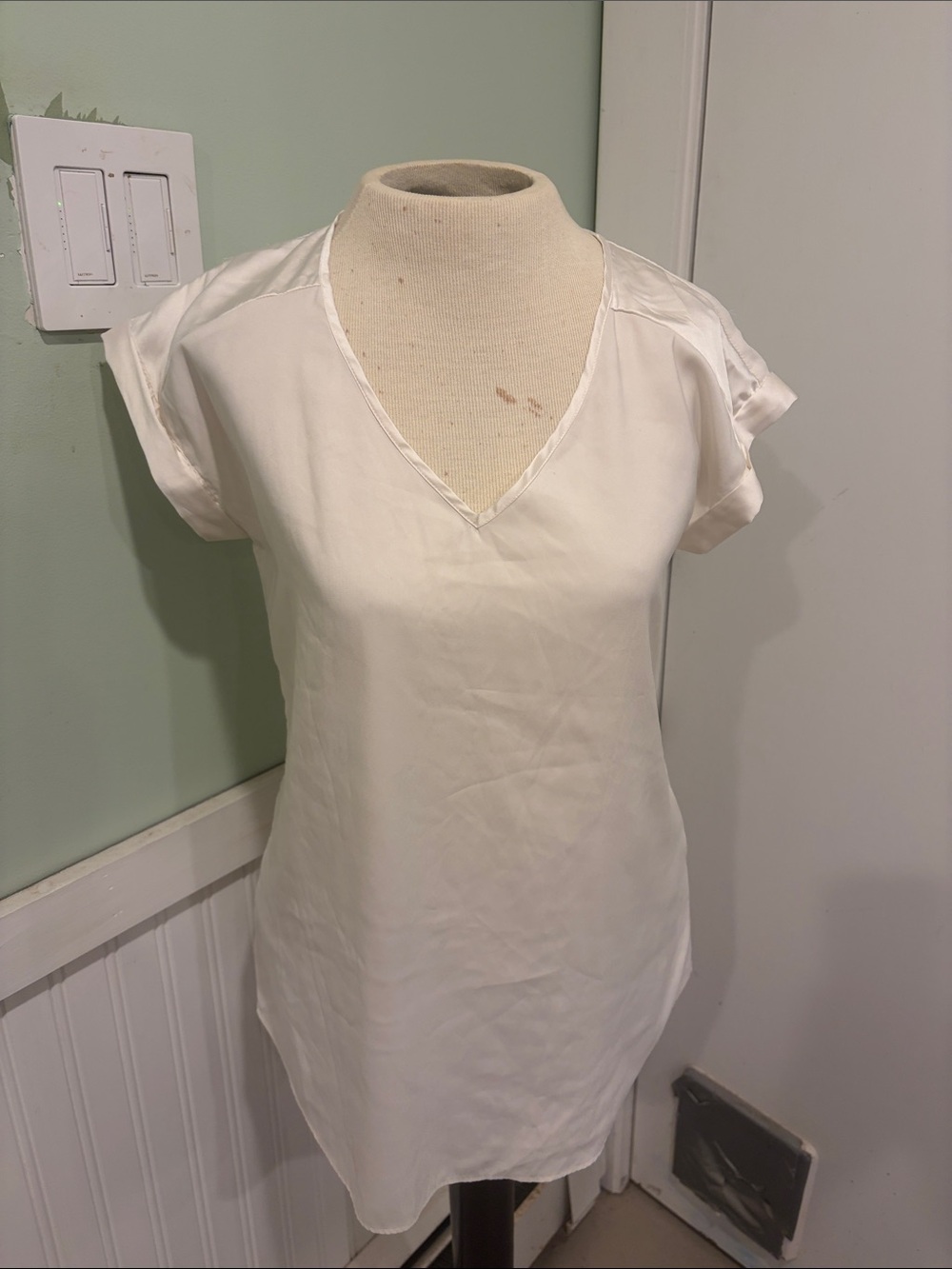 Express small White V-Neck Women’s Top - Classic Short Sleeve